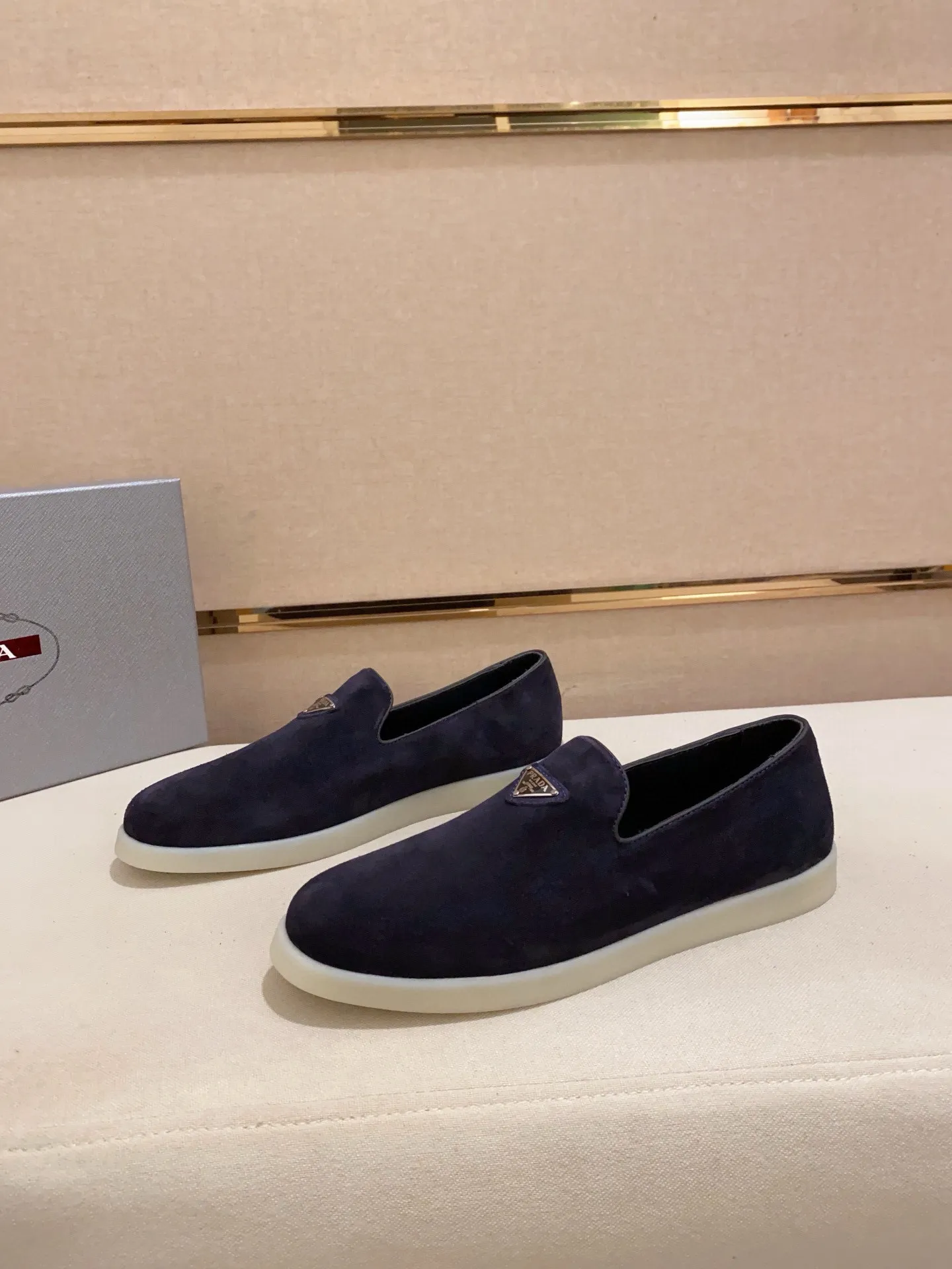 Men's shoes 💰 580💰 ✔️✔️✔️High-quality new PRADA counters are launched at the same time. The new men's shoes and 😘fabrics are selected from high-silk bald cowhide and are made by pure handicrafts. Lining: Full cowhide lining. 👍🏿 High-end ☄️ air-cushion molded anti-slip rubber outsole, exquisite lines, simple and elegant, comfortable and high-end for leisure travel. Code number: 38 to 44 (45 can be customized)